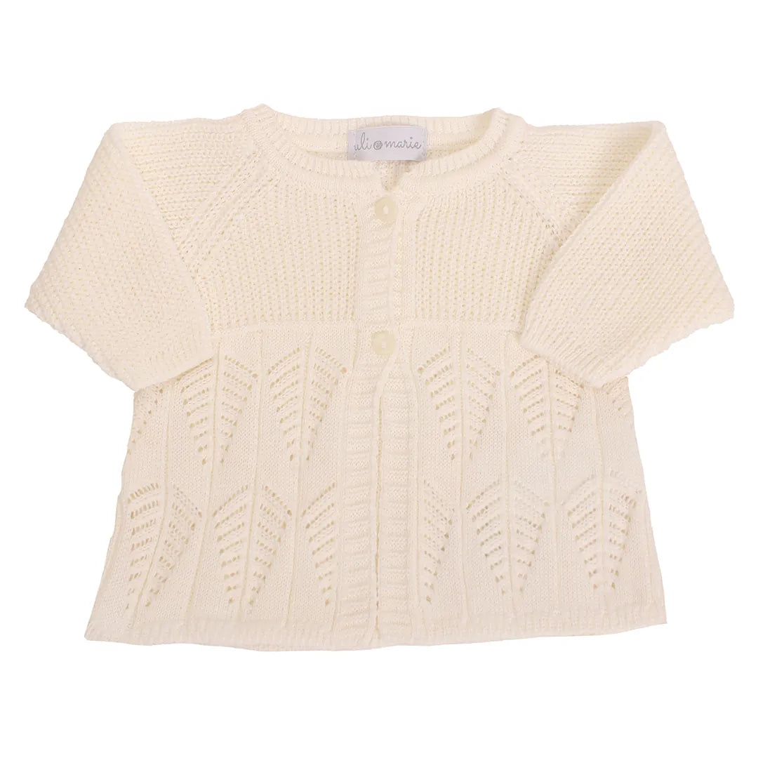 jardineira e casaquinho folhagem off-white em tricot delicado, com botões frontais e ponto vazado de folhas