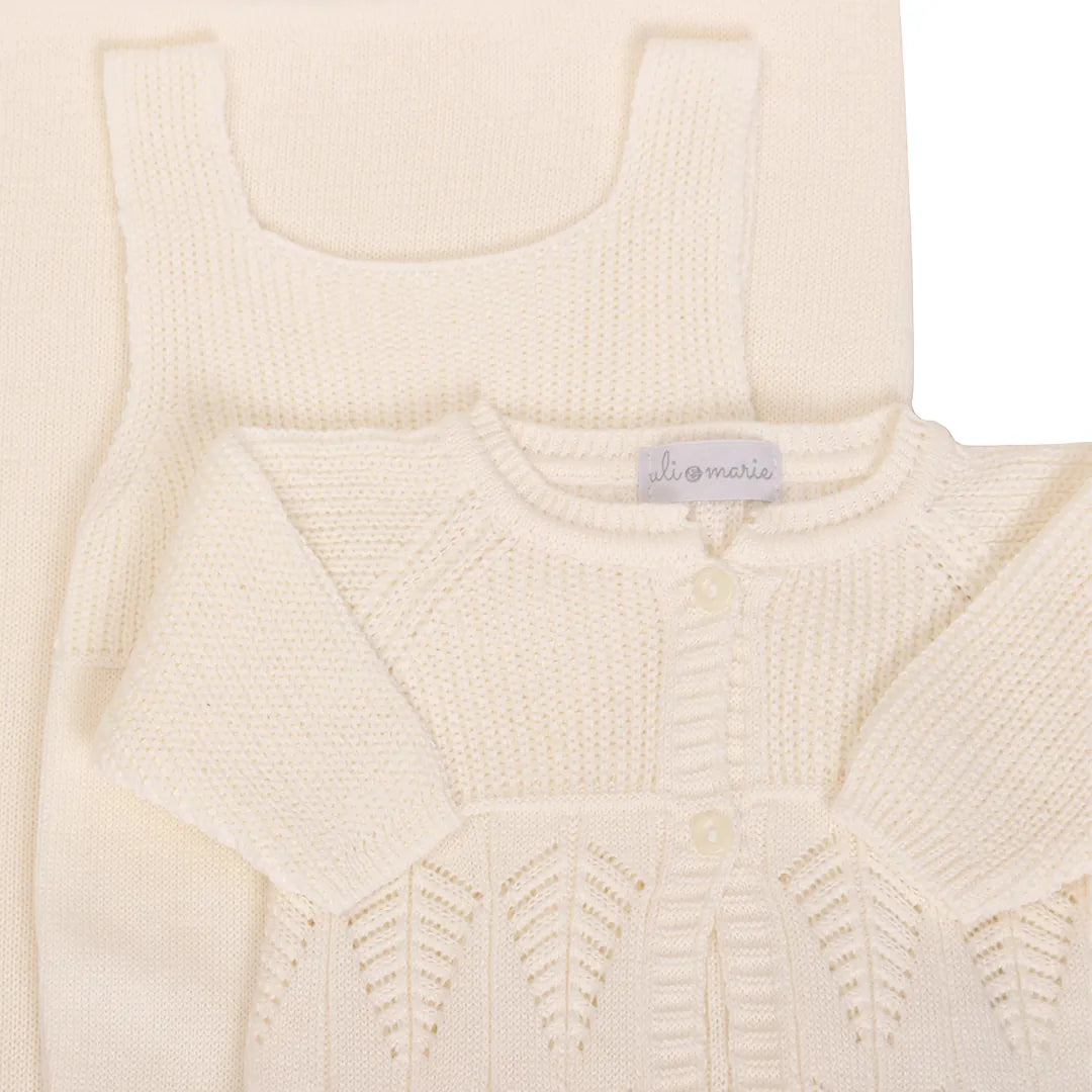 jardineira e casaquinho folhagem off-white em tricot delicado, com botões frontais e ponto vazado de folhas