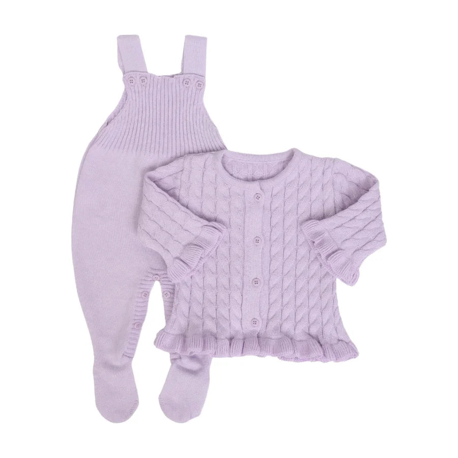 kit jardineira e casaquinho manu lilás em tricô com jardineira canelada e casaquinho de tranças com babado