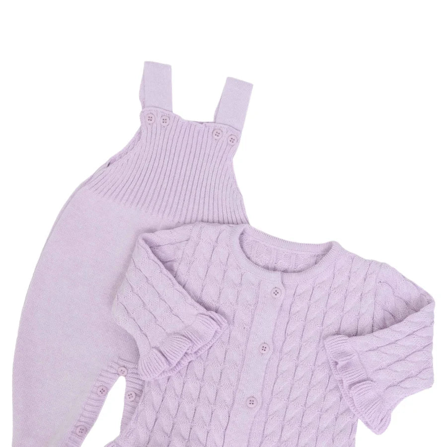 kit jardineira e casaquinho manu lilás em tricô com jardineira canelada e casaquinho de tranças com babado