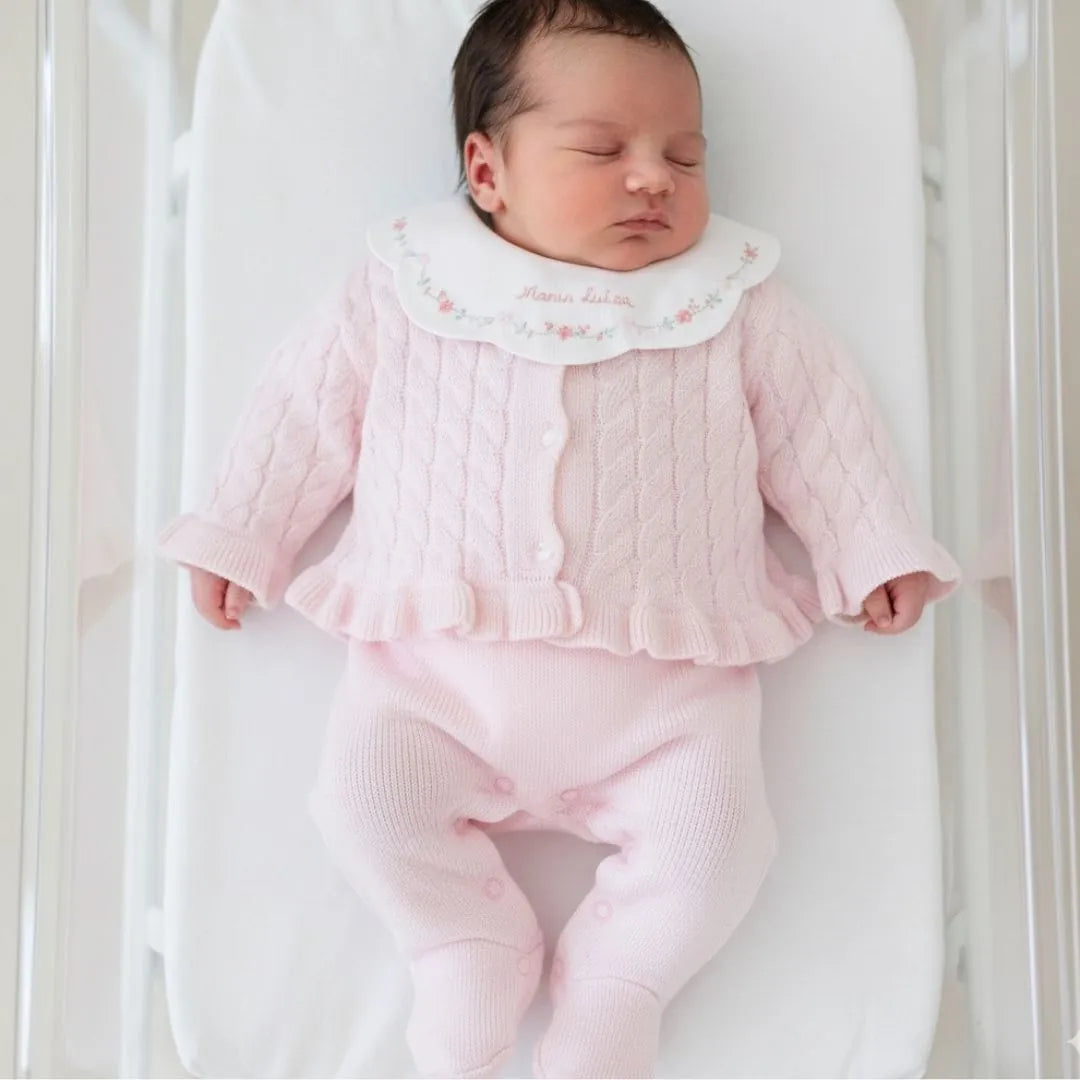 jardineira e casaquinho manu rosa bebê em tricot macio, com botões frontais e padrão trançado elegante