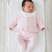 jardineira e casaquinho manu rosa bebê em tricot macio, com botões frontais e padrão trançado elegante