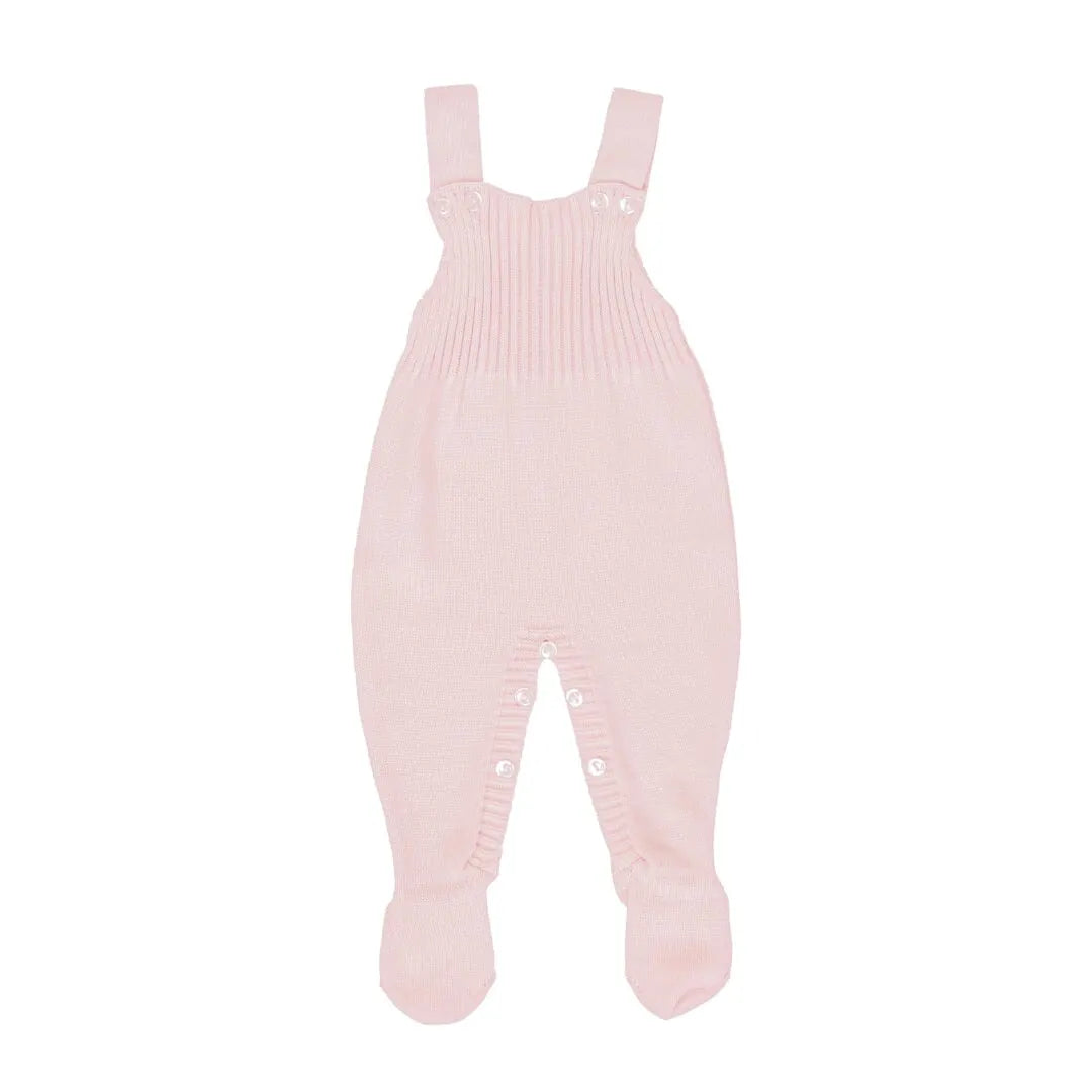 jardineira e casaquinho manu rosa bebê em tricot macio, com botões frontais e padrão trançado elegante