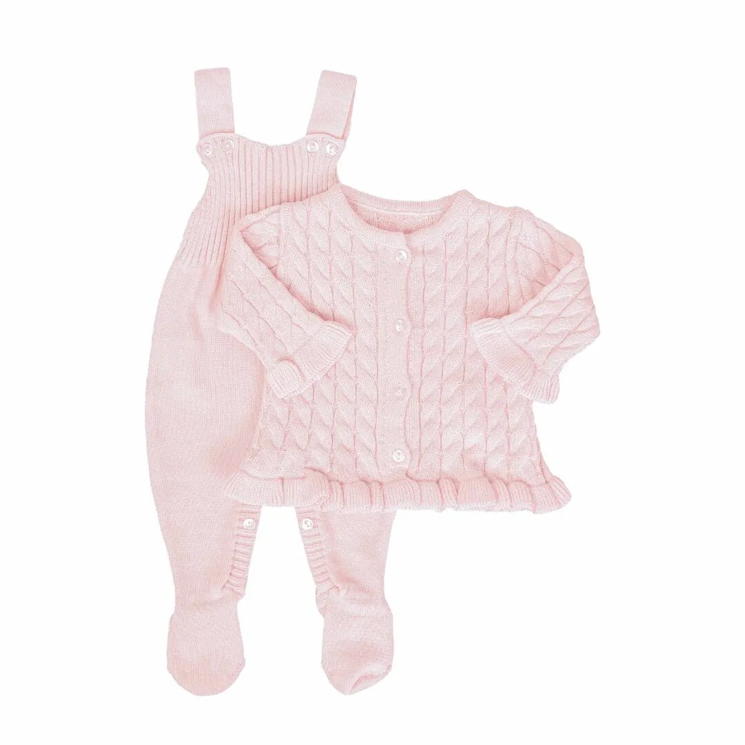 jardineira e casaquinho manu rosa bebê em tricot macio, com botões frontais e padrão trançado elegante