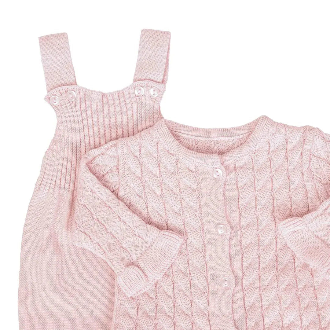 jardineira e casaquinho manu rosa bebê em tricot macio, com botões frontais e padrão trançado elegante
