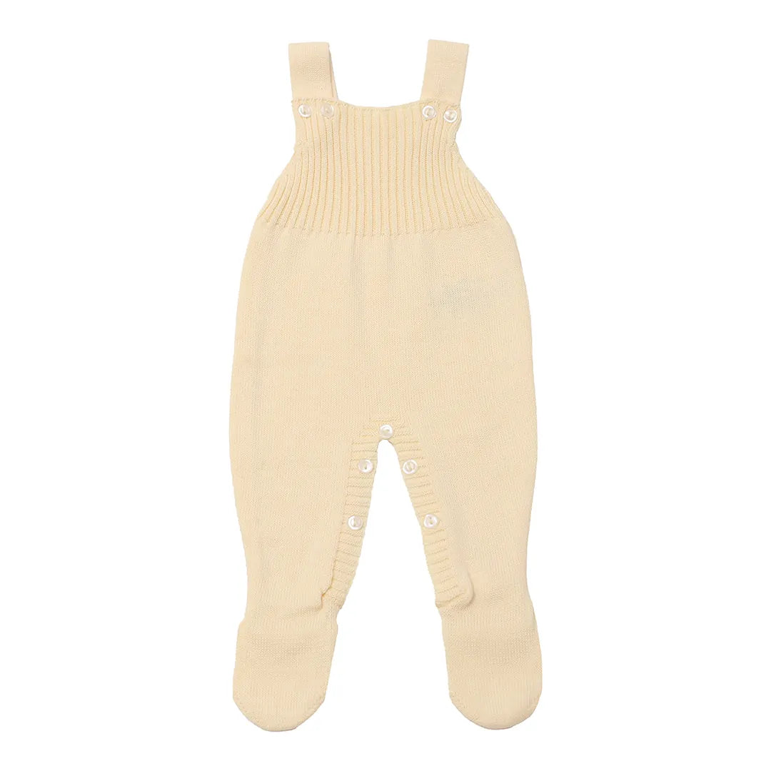 jardineira e casaquinho manu amarelo bebê em tricot macio, com babado na barra e textura trançada delicada