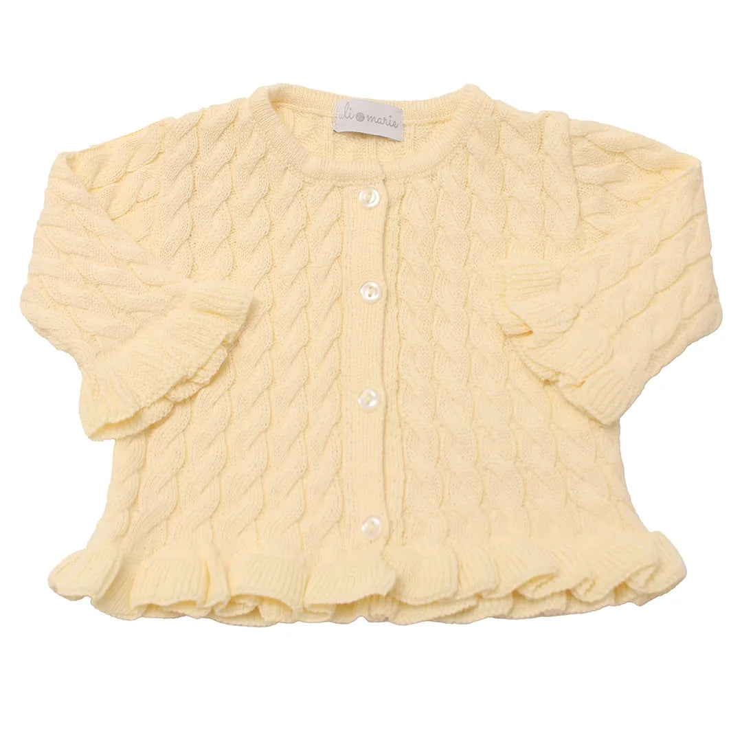 jardineira e casaquinho manu amarelo bebê em tricot macio, com babado na barra e textura trançada delicada