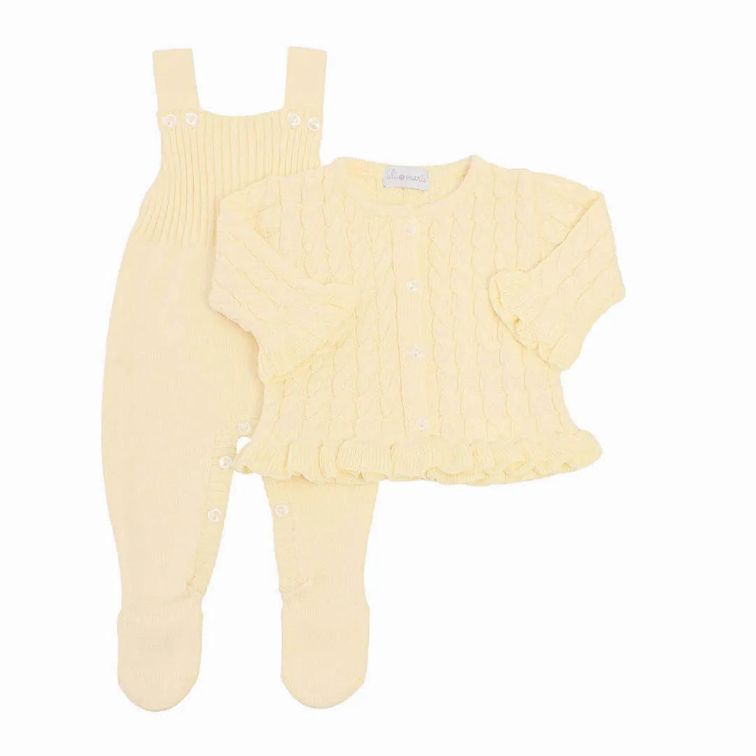 jardineira e casaquinho manu amarelo bebê em tricot macio, com babado na barra e textura trançada delicada