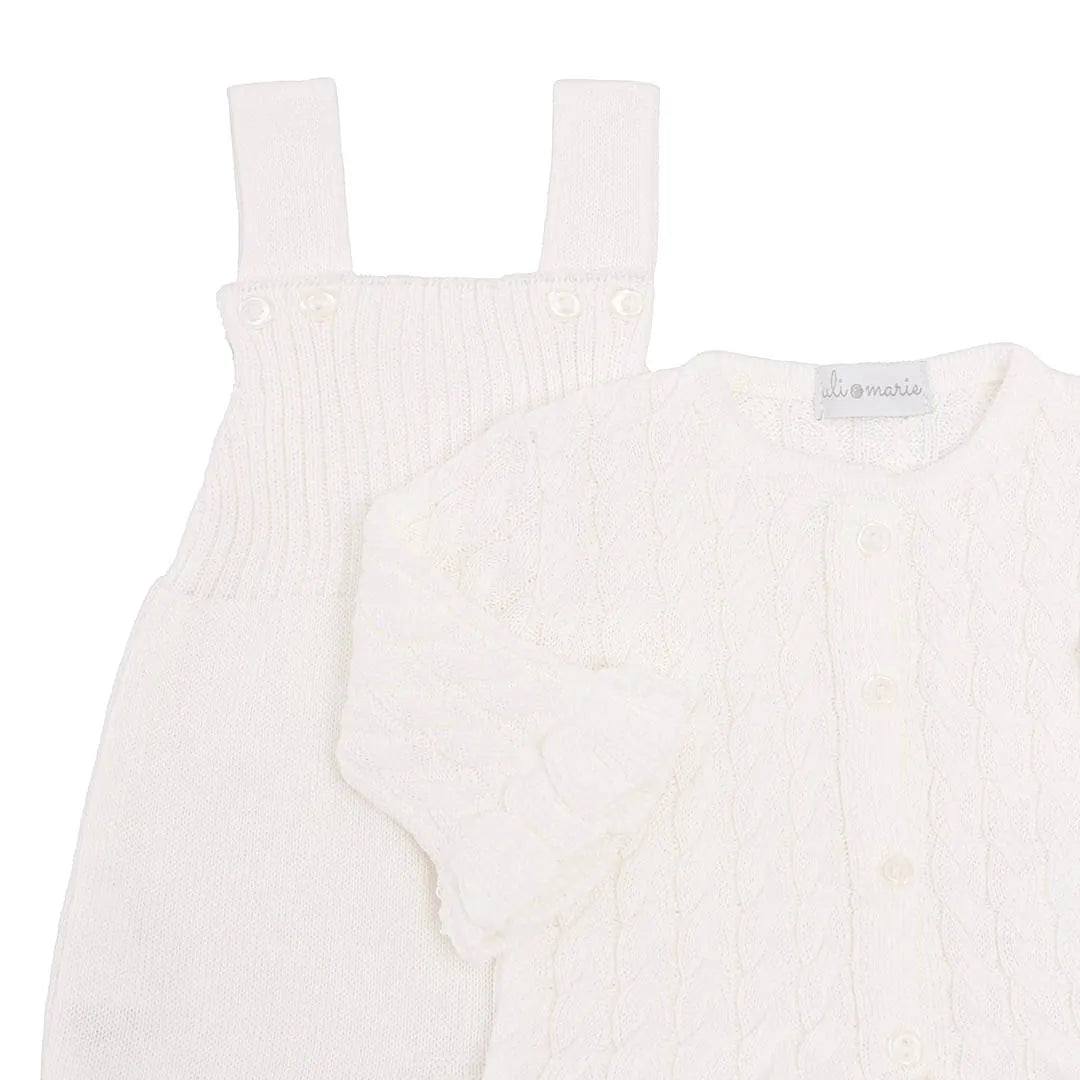 jardineira e casaquinho manu branco em tricot macio, com botões frontais e textura trançada delicada