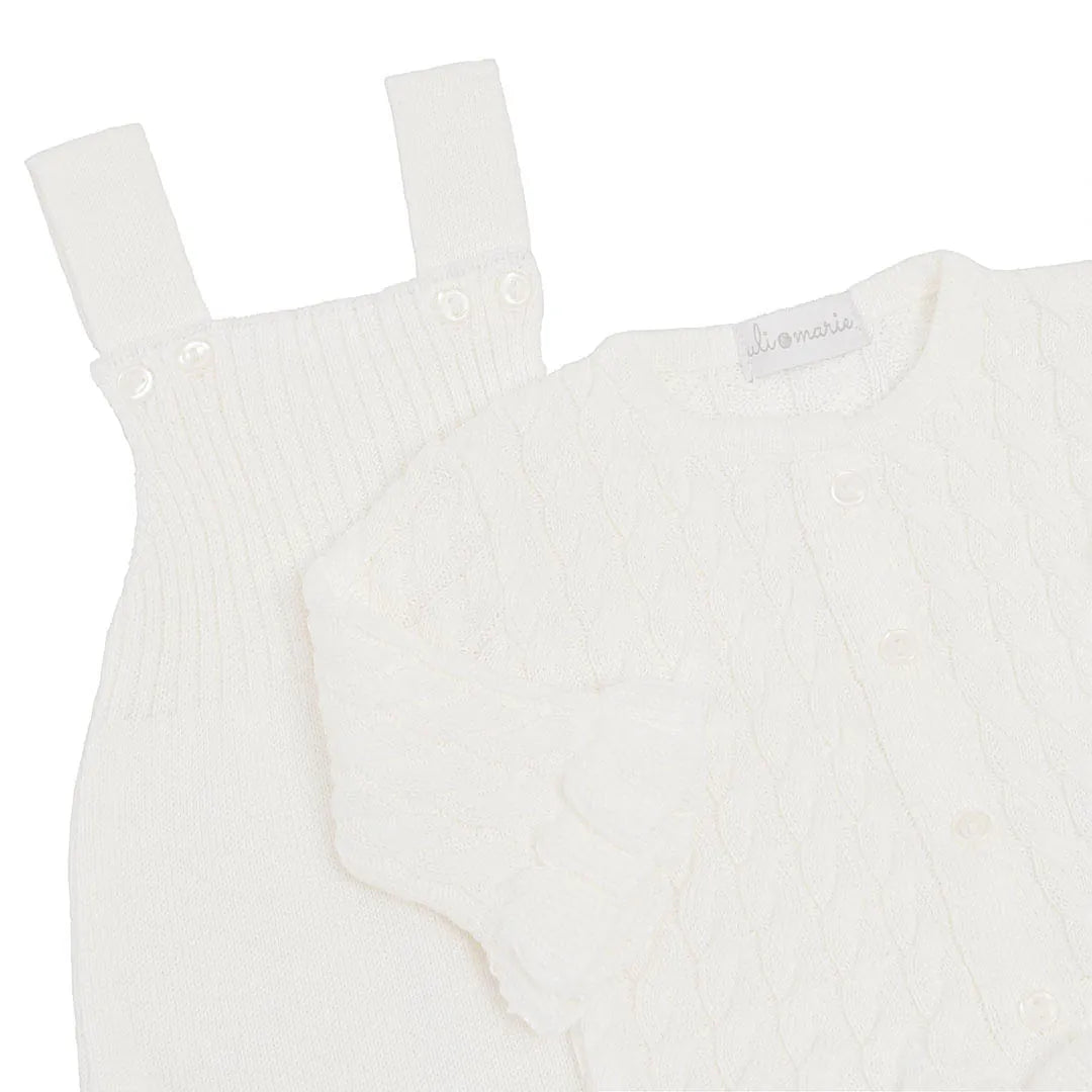 jardineira e casaquinho manu branco em tricot macio, com botões frontais e textura trançada delicada