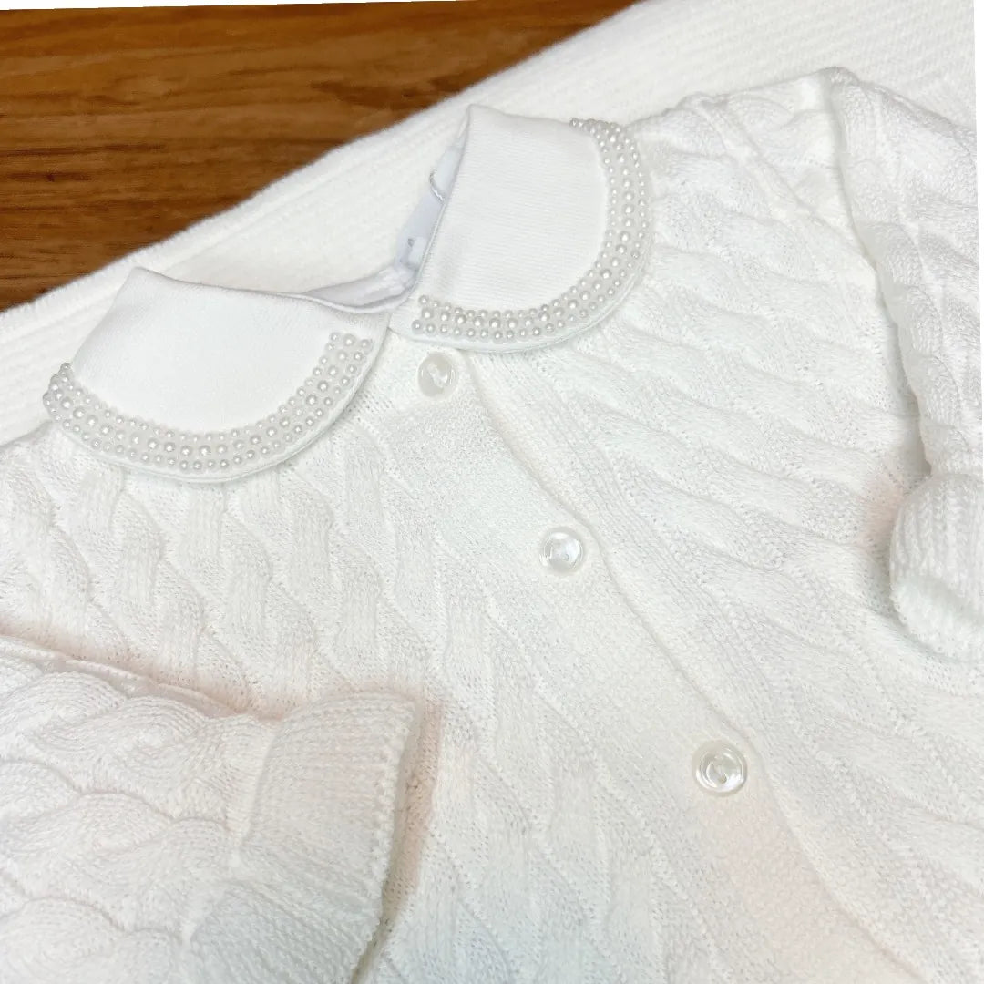 jardineira e casaquinho manu branco em tricot macio, com botões frontais e textura trançada delicada