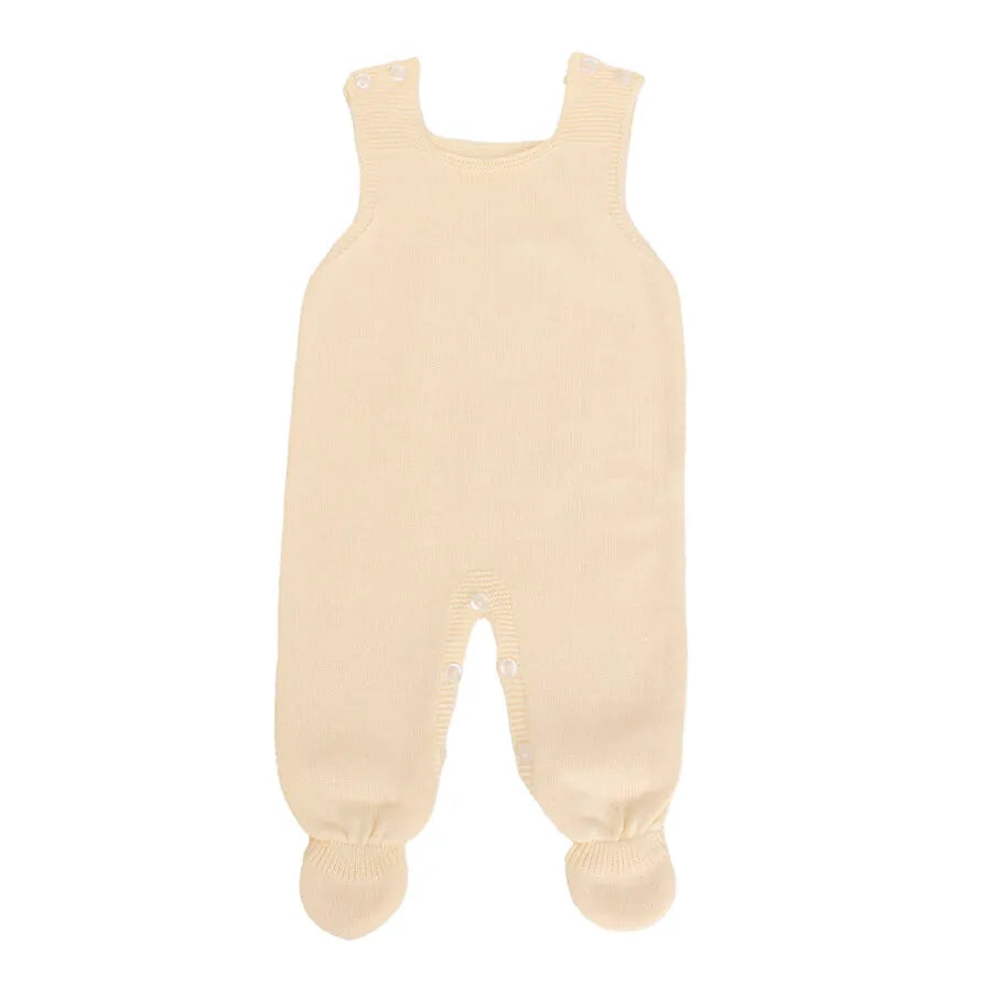 jardineira e casaquinho pipoca amarelo bebê em tricô macio, com textura delicada e botões brancos frontais