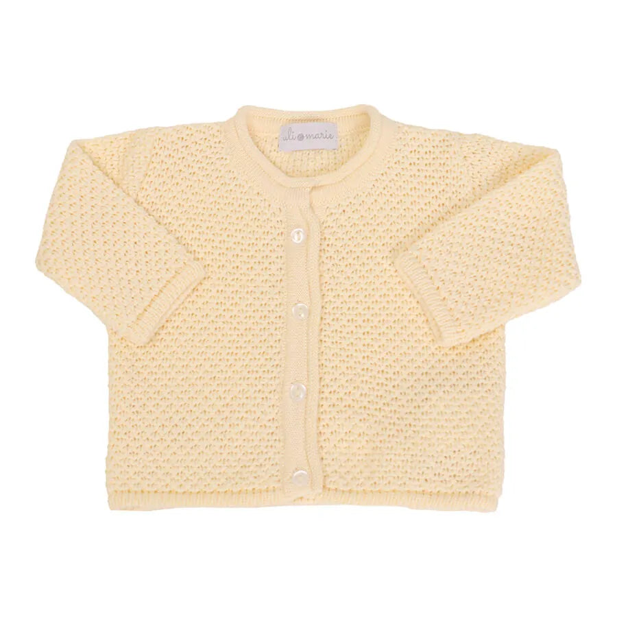 jardineira e casaquinho pipoca amarelo bebê em tricô macio, com textura delicada e botões brancos frontais