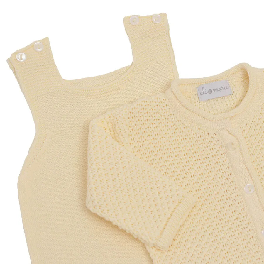 jardineira e casaquinho pipoca amarelo bebê em tricô macio, com textura delicada e botões brancos frontais