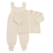 jardineira e casaquinho pipoca areia em tricô, com textura delicada e botões frontais, ideal para saída de maternidade
