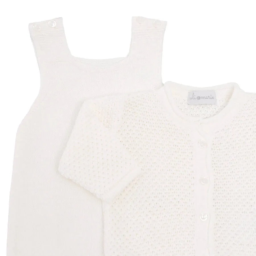 Jardineira e casaquinho de tricot branco modelo Pipoca para bebê, com textura delicada em ponto pipoca, ambos com botões frontais