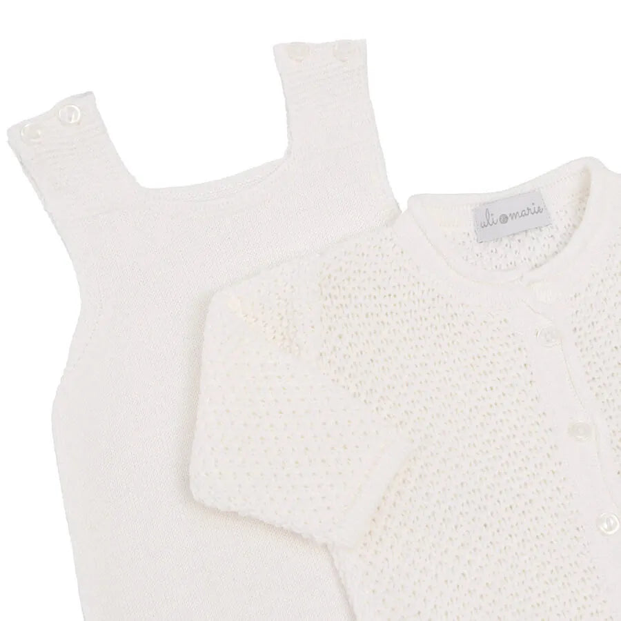 Jardineira e casaquinho de tricot branco modelo Pipoca para bebê, com textura delicada em ponto pipoca, ambos com botões frontais