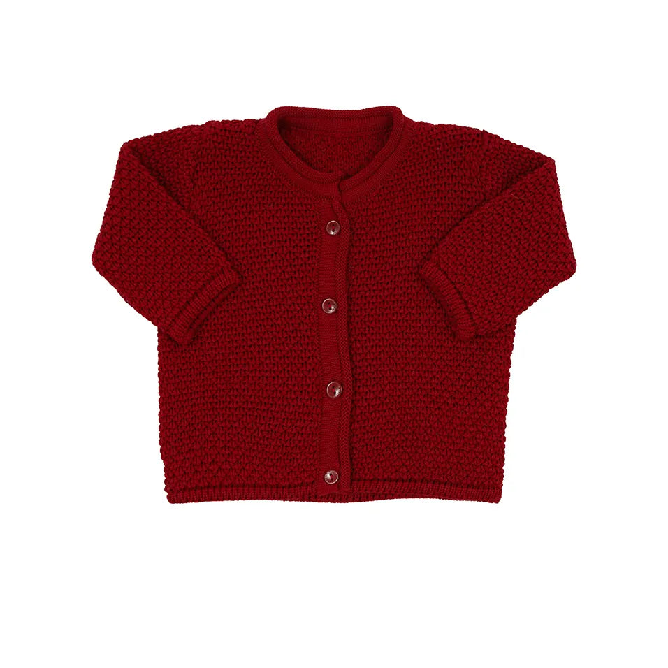 jardineira e casaquinho pipoca vermelho em tricô, com textura trabalhada e botões combinando na frente e alças