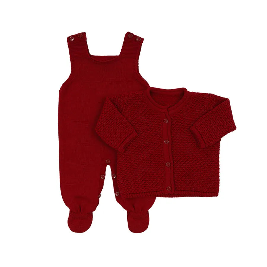 jardineira e casaquinho pipoca vermelho em tricô, com textura trabalhada e botões combinando na frente e alças