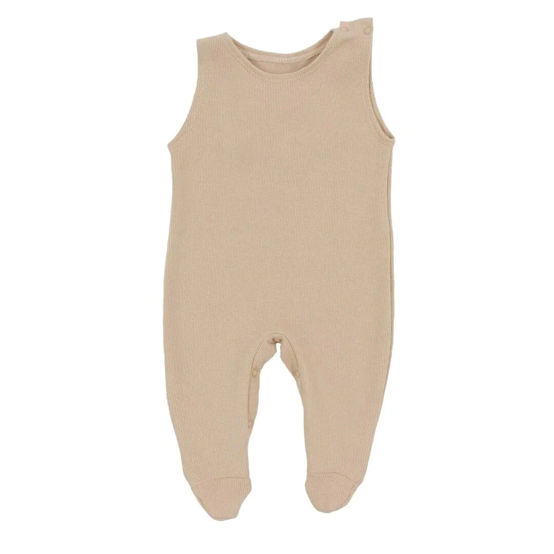 jardineira de tricô bege sem mangas com pé, ponto canelado, abotoamento lateral no ombro, em fundo branco