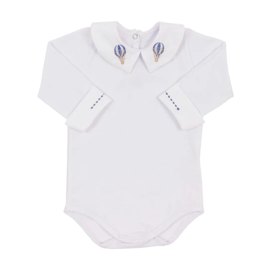 body de manga longa branco com gola bordada com dois balões azuis, detalhe de bordado azul nas dobras dos punhos