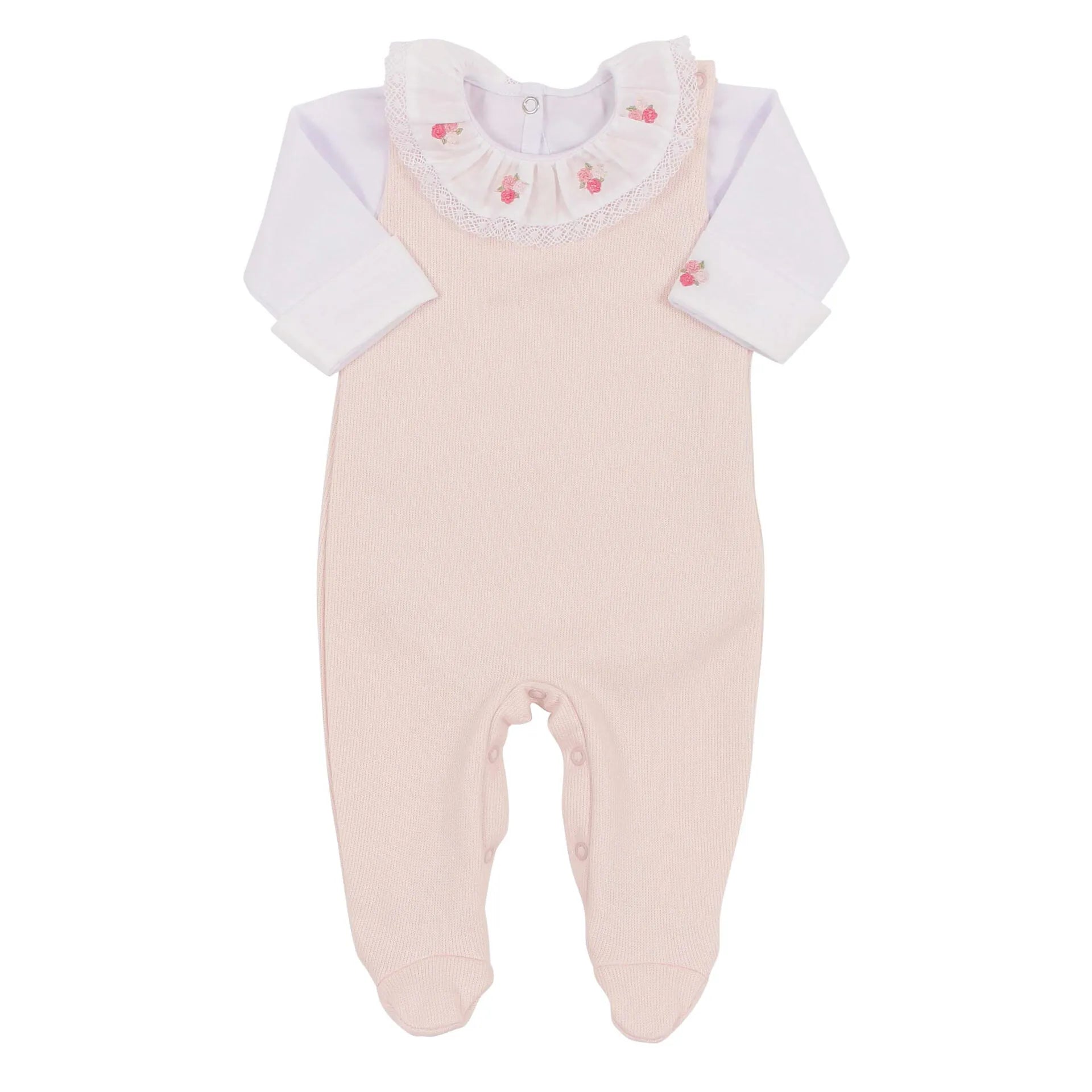 conjunto de jardineira de tricô rosa claro com body branco de manga longa e gola babado bordada com flores e renda