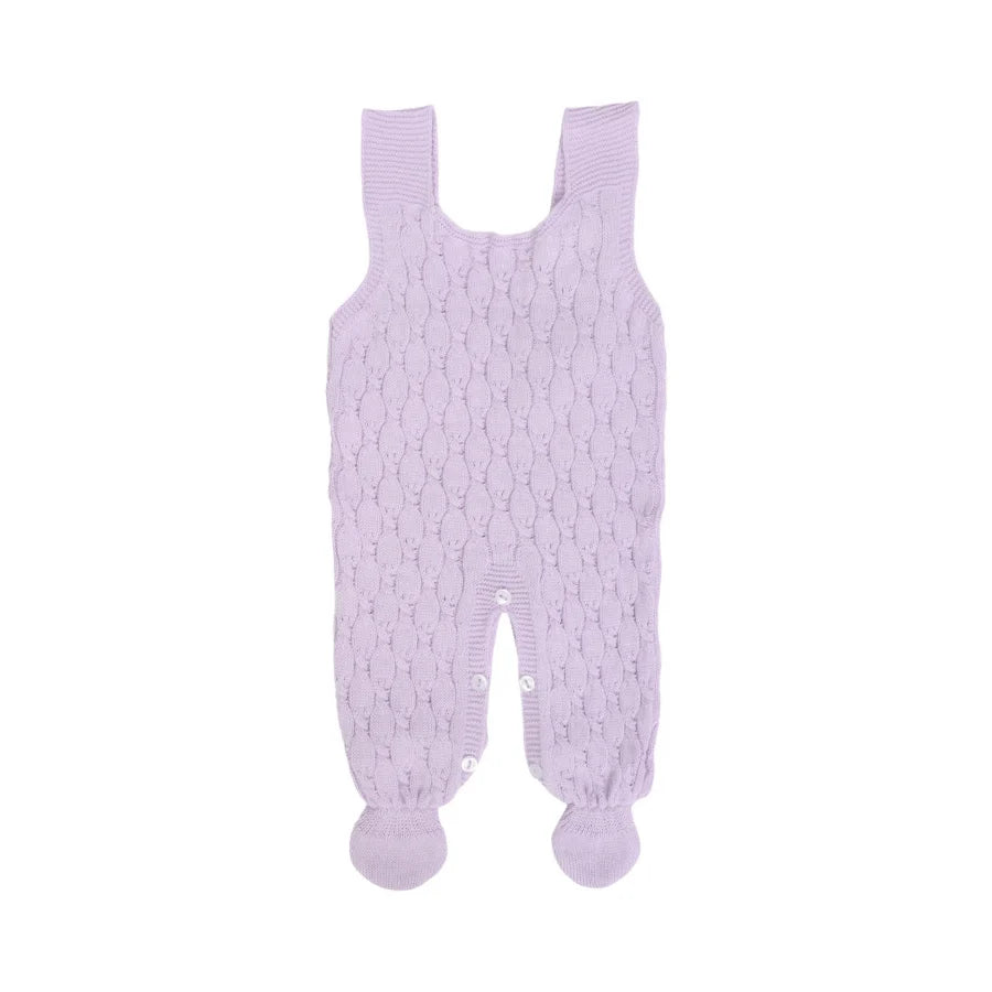 jardineira e casaquinho julieta lilás em tricot rendado, com padrão delicado e acabamento ondulado nas bordas