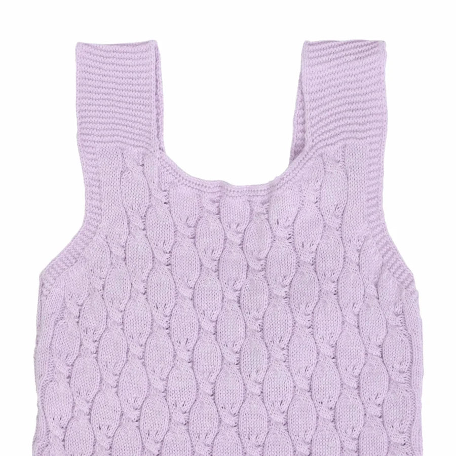 jardineira e casaquinho julieta lilás em tricot rendado, com padrão delicado e acabamento ondulado nas bordas