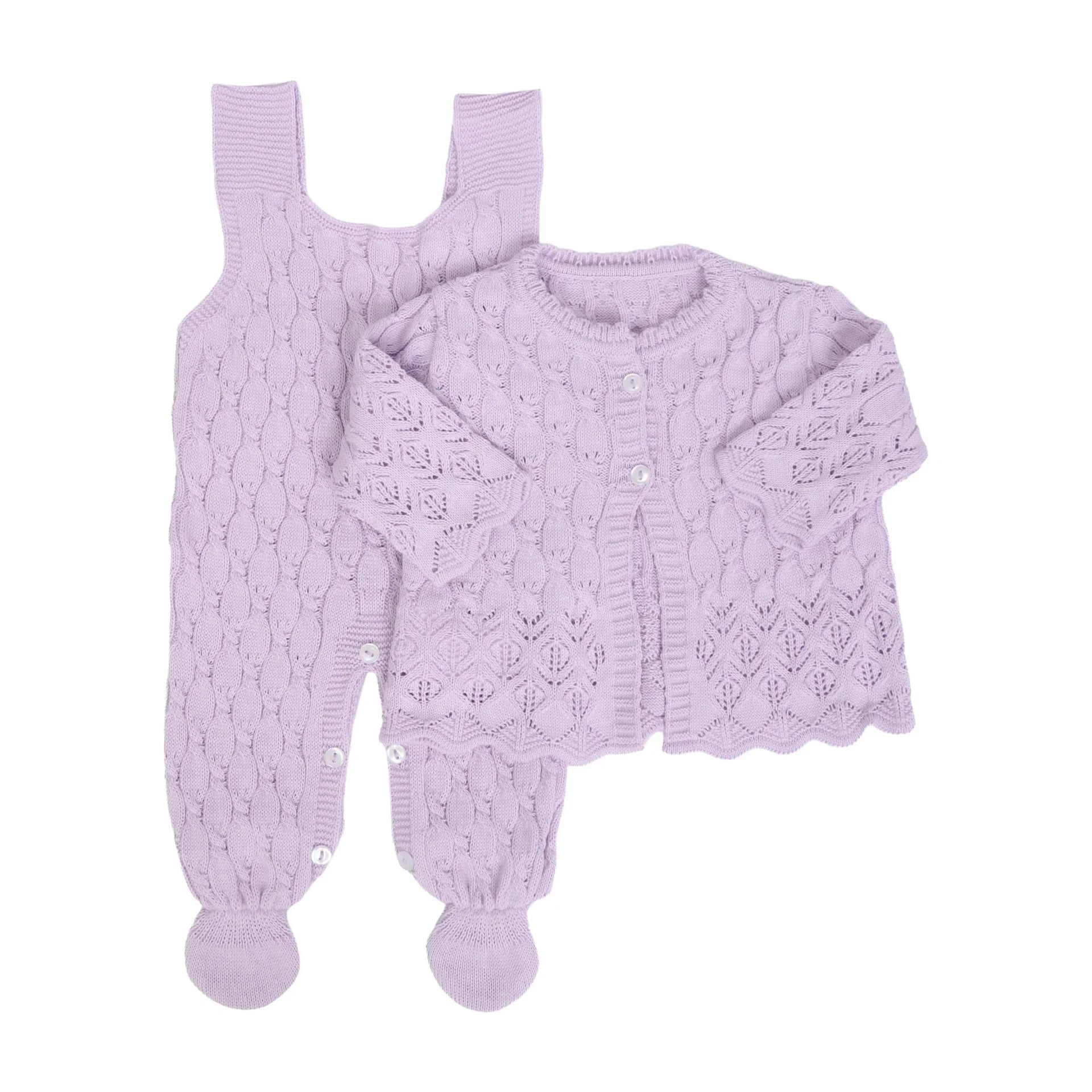 jardineira e casaquinho julieta lilás em tricot rendado, com padrão delicado e acabamento ondulado nas bordas