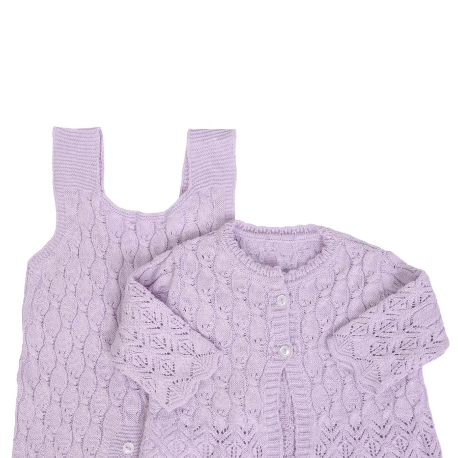 jardineira e casaquinho julieta lilás em tricot rendado, com padrão delicado e acabamento ondulado nas bordas
