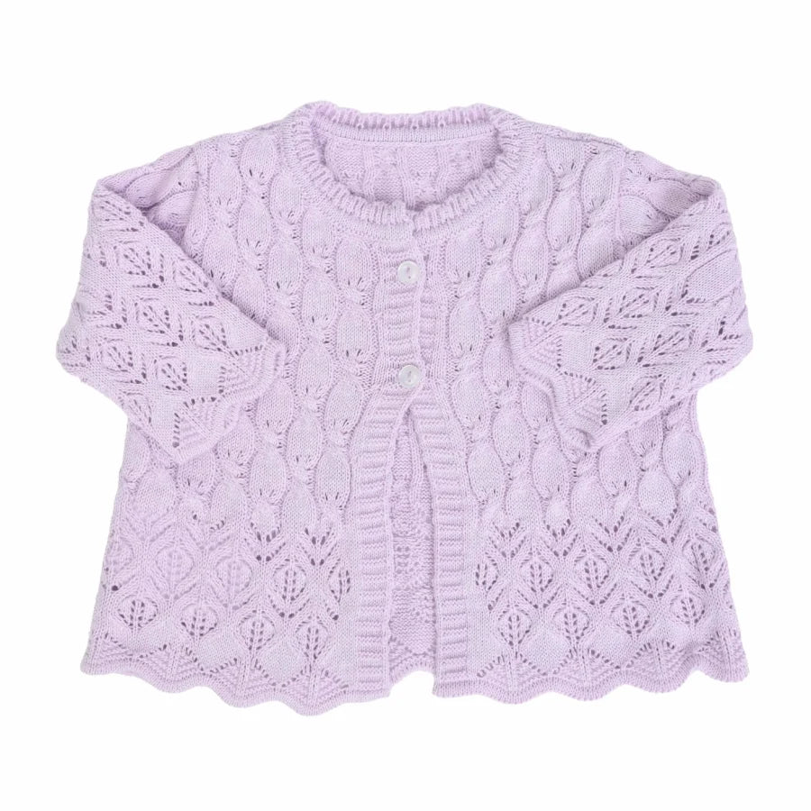 jardineira e casaquinho julieta lilás em tricot rendado, com padrão delicado e acabamento ondulado nas bordas