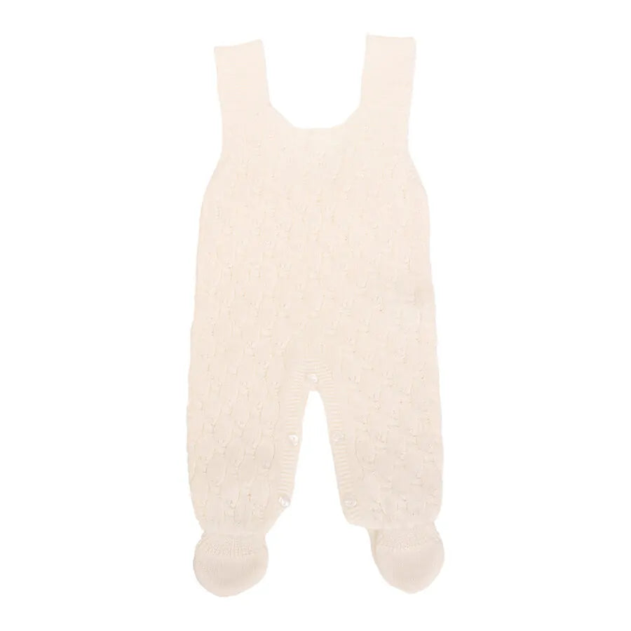 jardineira e casaquinho julieta offwhite em tricot rendado, detalhes em caramelo e acabamento ondulado nas bordas