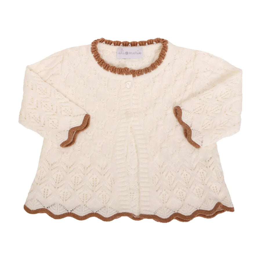 jardineira e casaquinho julieta offwhite em tricot rendado, detalhes em caramelo e acabamento ondulado nas bordas
