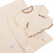 jardineira e casaquinho julieta offwhite em tricot rendado, detalhes em caramelo e acabamento ondulado nas bordas