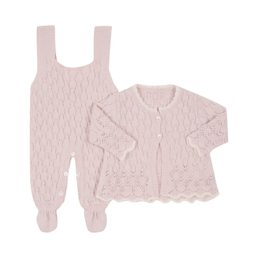 jardineira e casaquinho julieta rosa bebê em tricot rendado, com acabamento ondulado branco nas bordas