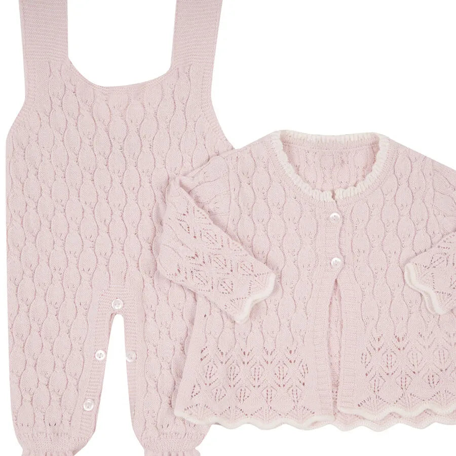jardineira e casaquinho julieta rosa bebê em tricot rendado, com acabamento ondulado branco nas bordas
