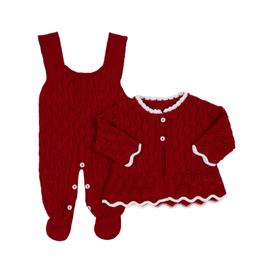 jardineira e casaquinho julieta vermelha em tricot, com detalhes rendados e acabamento branco delicado