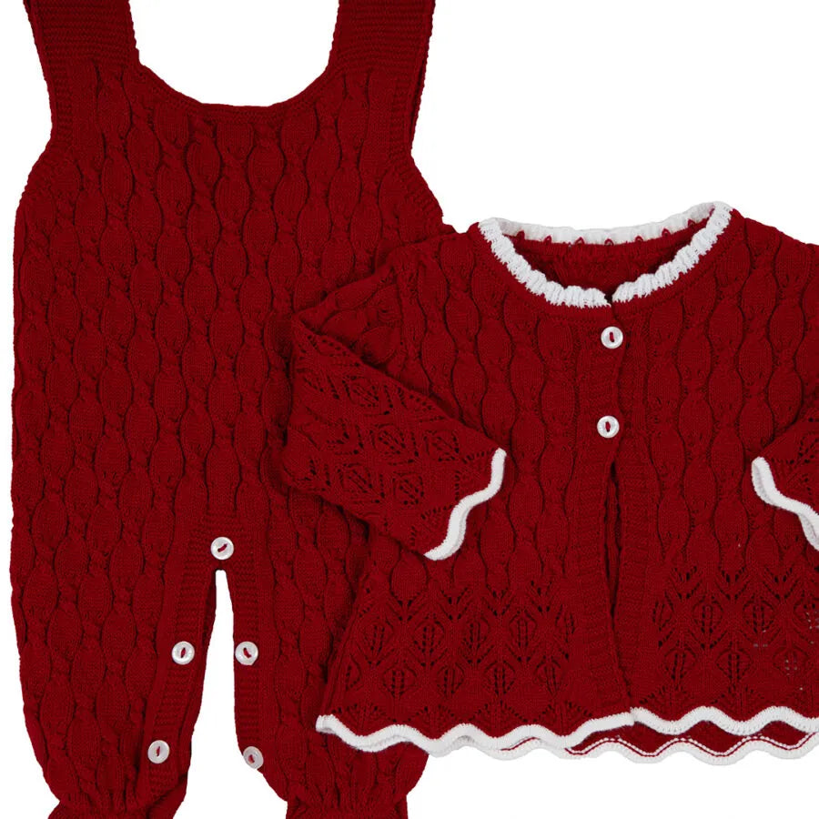 jardineira e casaquinho julieta vermelha em tricot, com detalhes rendados e acabamento branco delicado