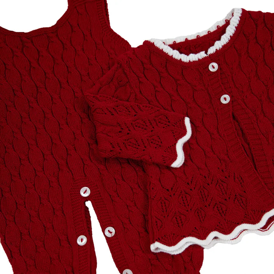 jardineira e casaquinho julieta vermelha em tricot, com detalhes rendados e acabamento branco delicado