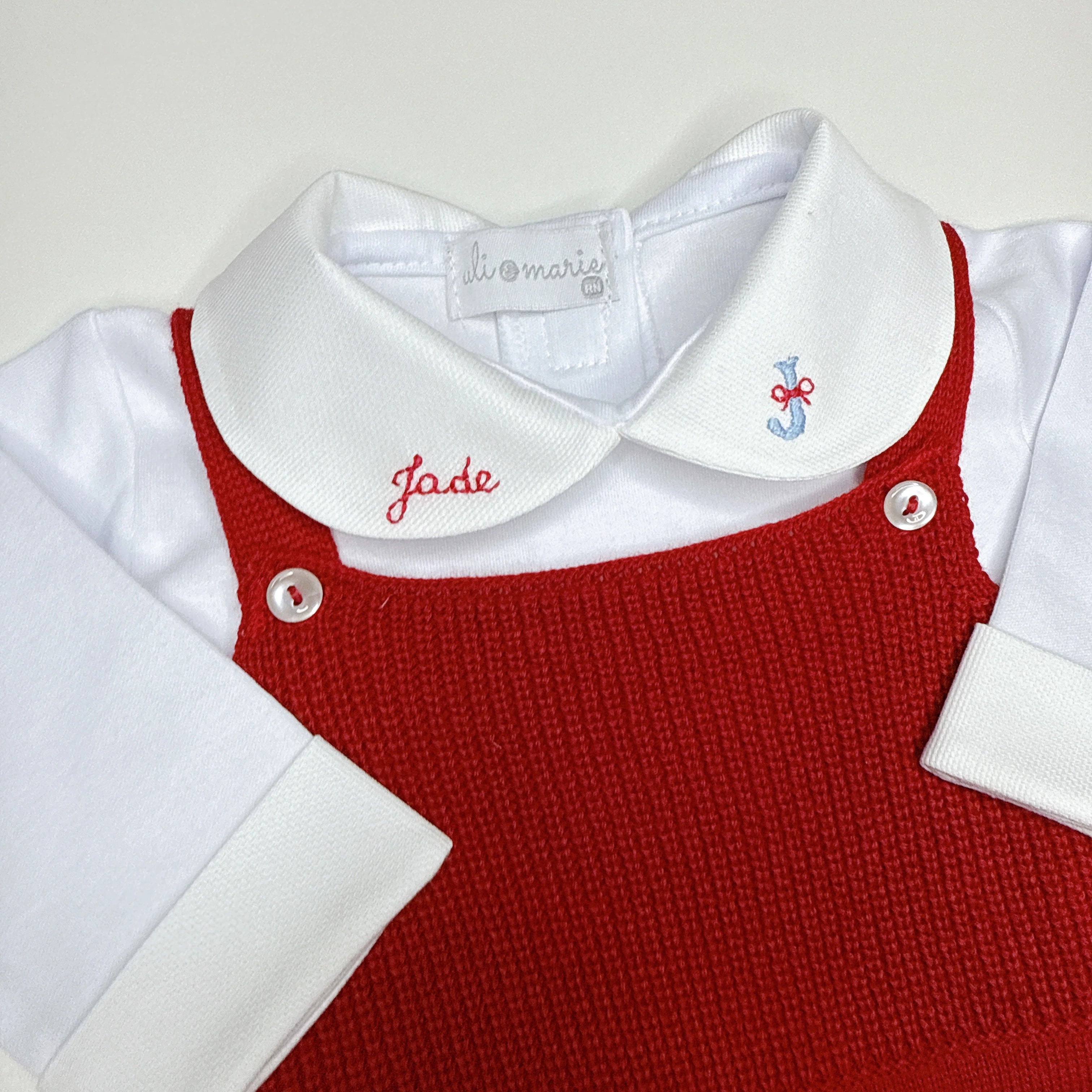 Kit Jade Vermelho com macacão em tricot vermelho e body branco com gola bordada à mão