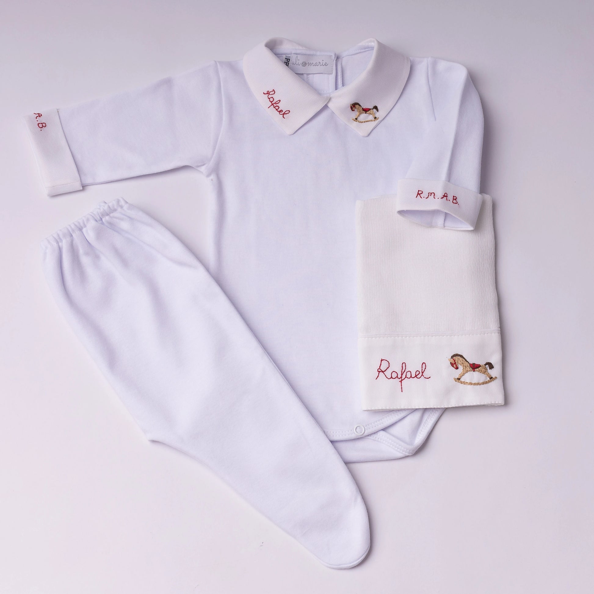 Conjunto branco com macacão gola polo, calça e meia; bordados de cavalo e nome