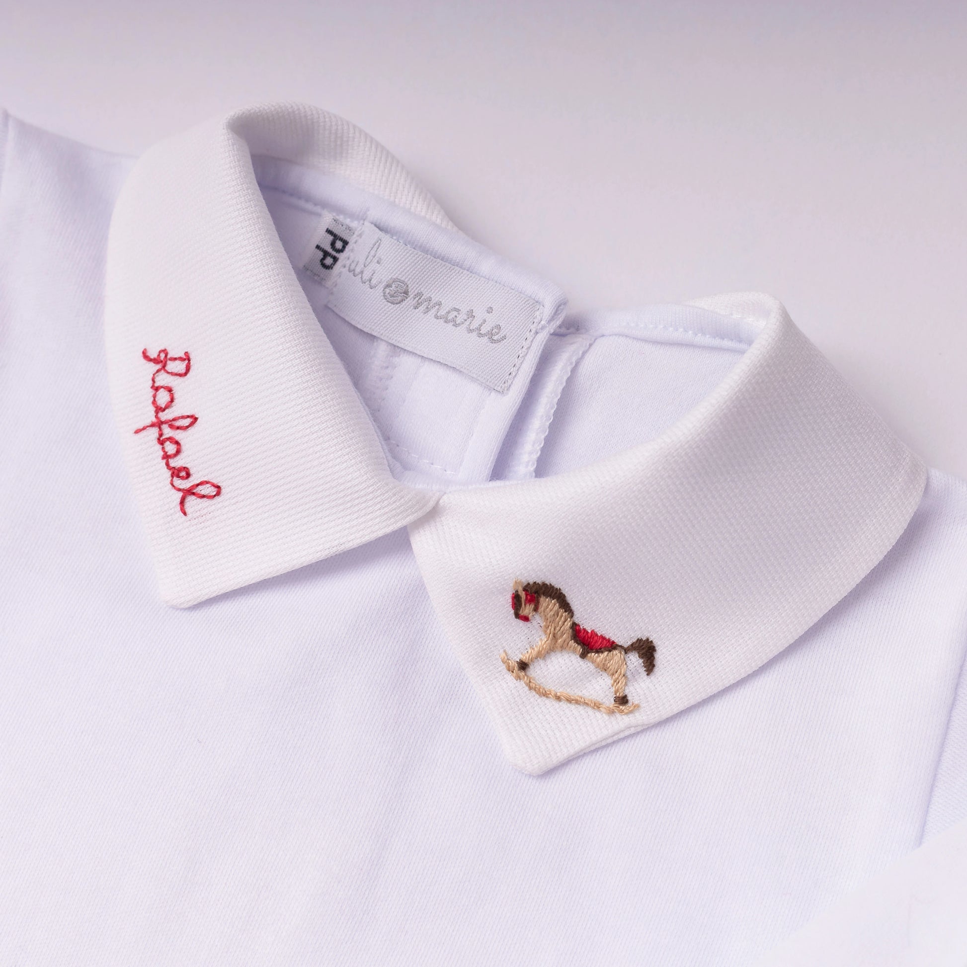 Macacão branco com gola em estilo polo e bordado de cavalo na frente