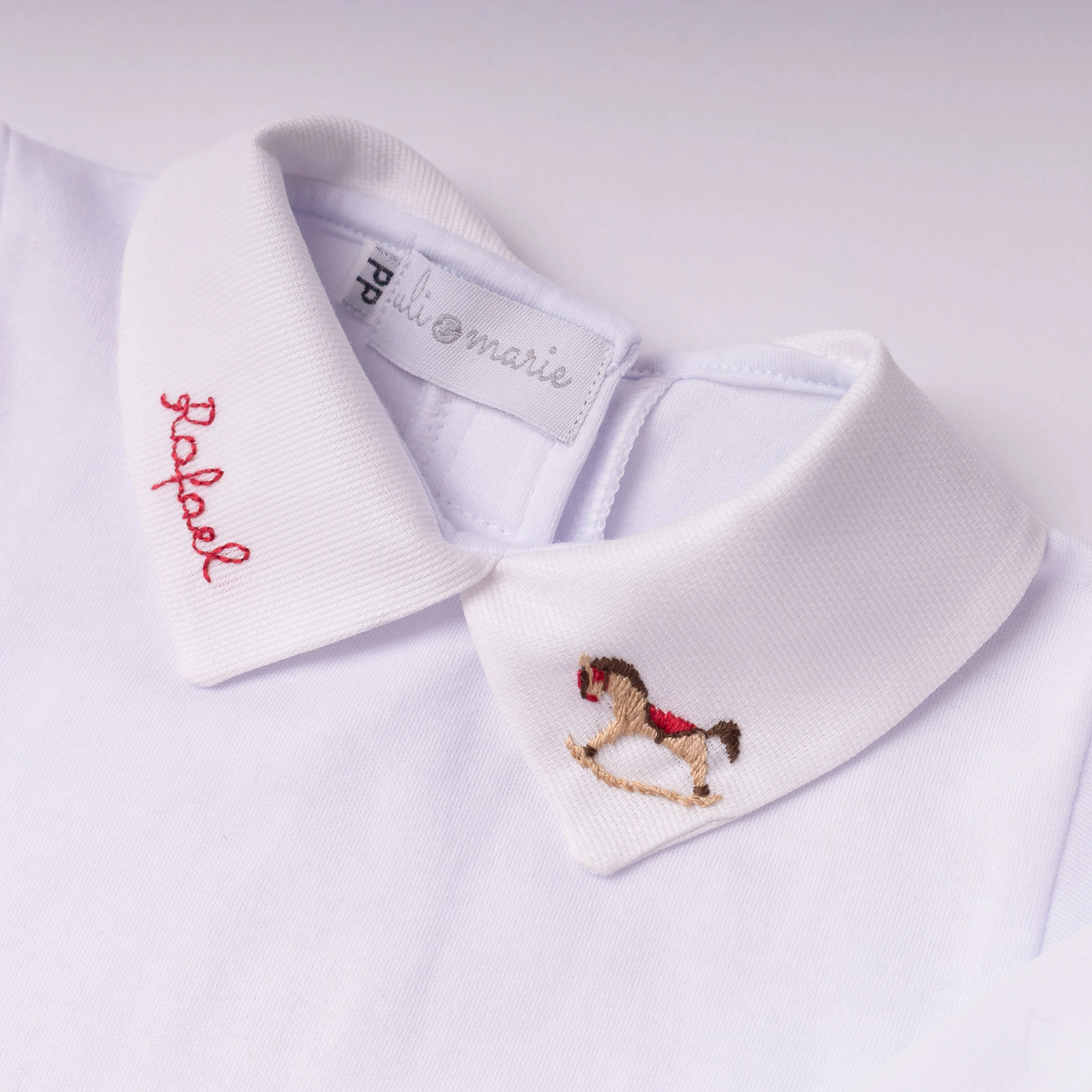 Macacão branco com gola em estilo polo e bordado de cavalo na frente