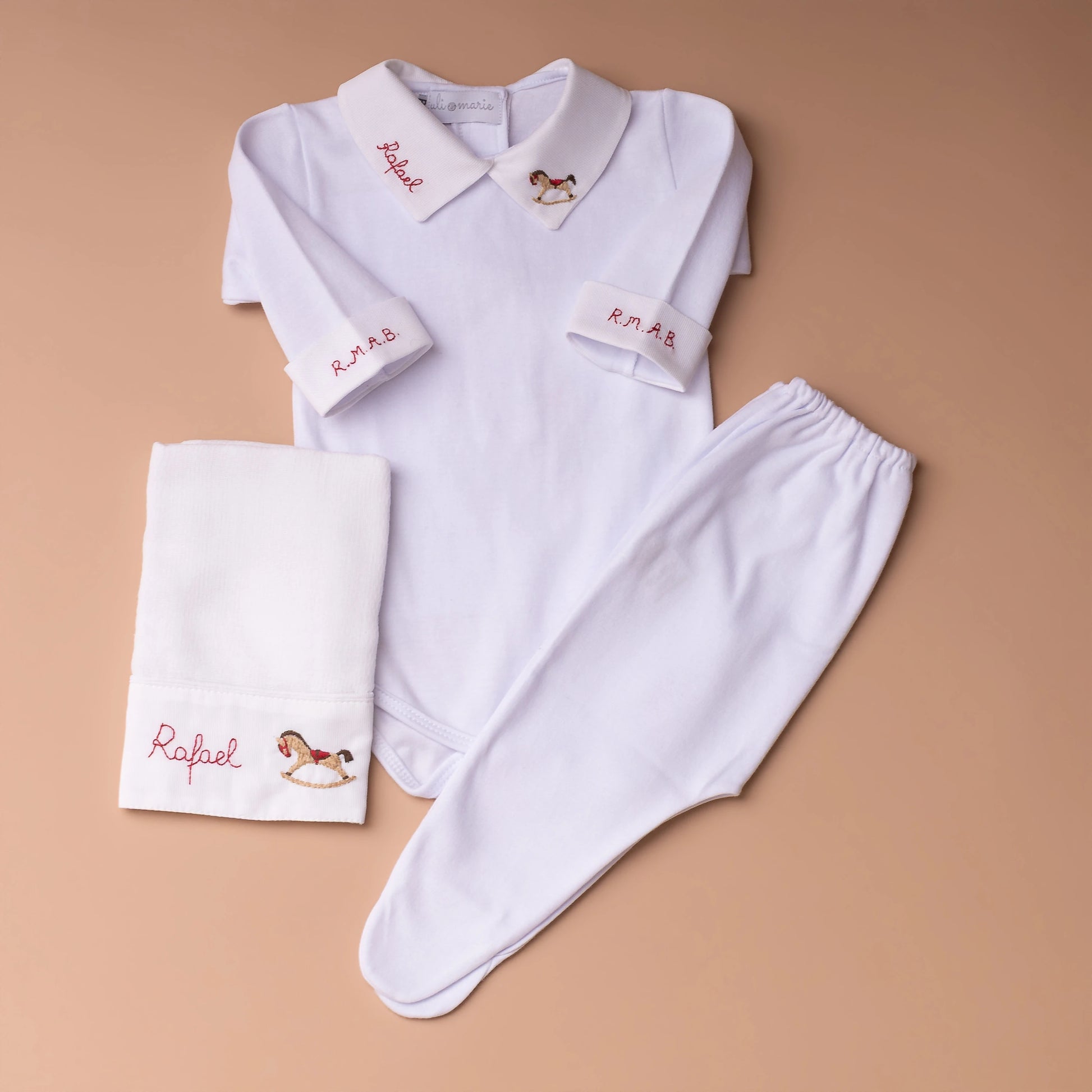 Conjunto de maternidade branco com macacão manga longa, calça e meia bordadas