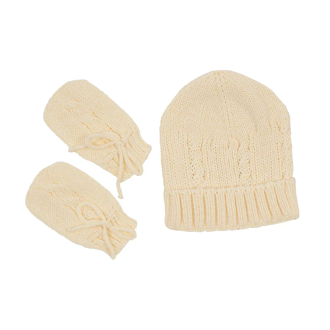 kit gorro e luva amarelo bebê em tricô com padrão de trança e punho dobrado canelado para recém nascidos