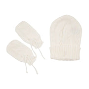 kit gorro e luva branco em tricô, com delicado ponto trançado e acabamento ajustável nas luvinhas, ideal para manter o bebê aquecido com conforto e elegância
