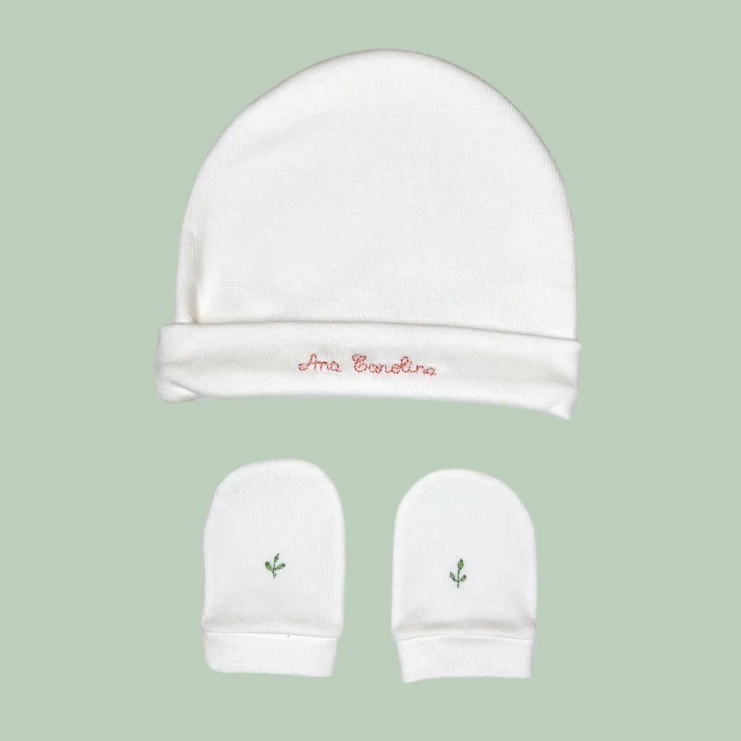 kit gorro e luva personalizado menina branco algodão com nome luisa em bordado rosa e rosas nas luvas