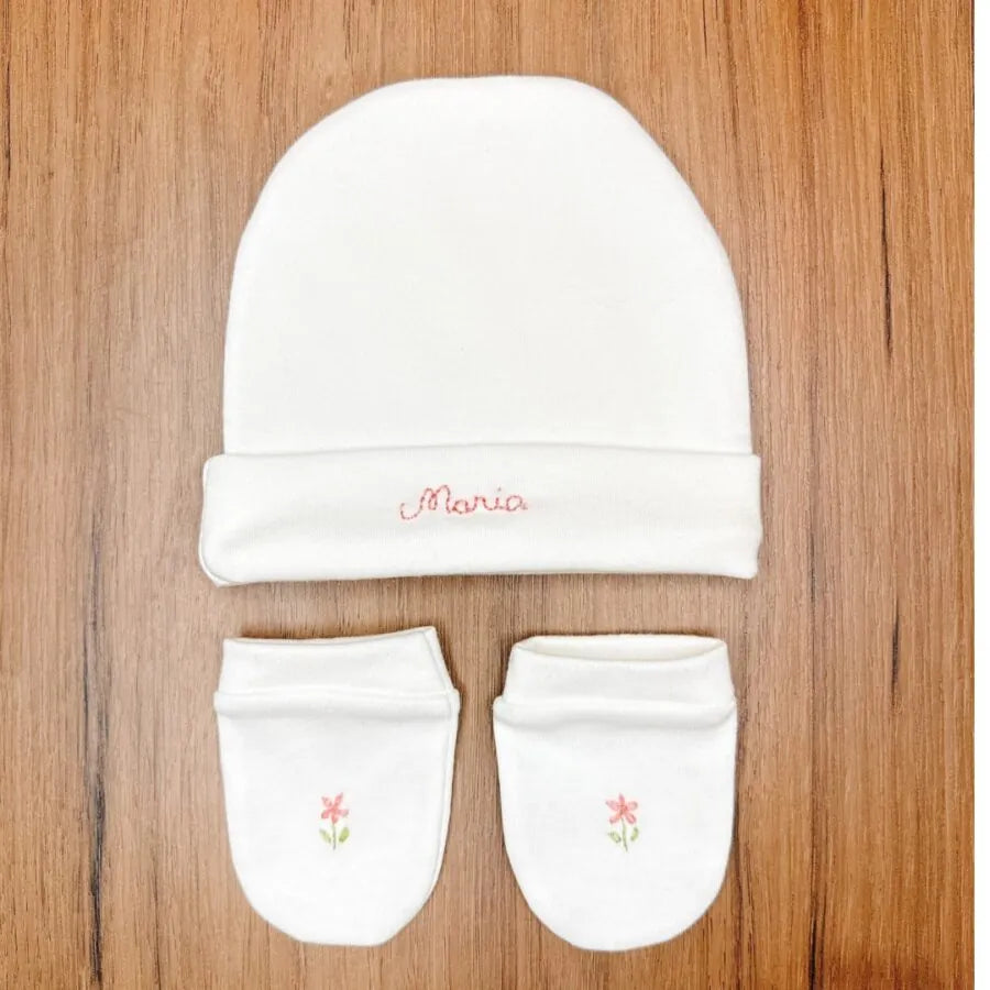 kit gorro e luva personalizado menina branco algodão com nome luisa em bordado rosa e rosas nas luvas