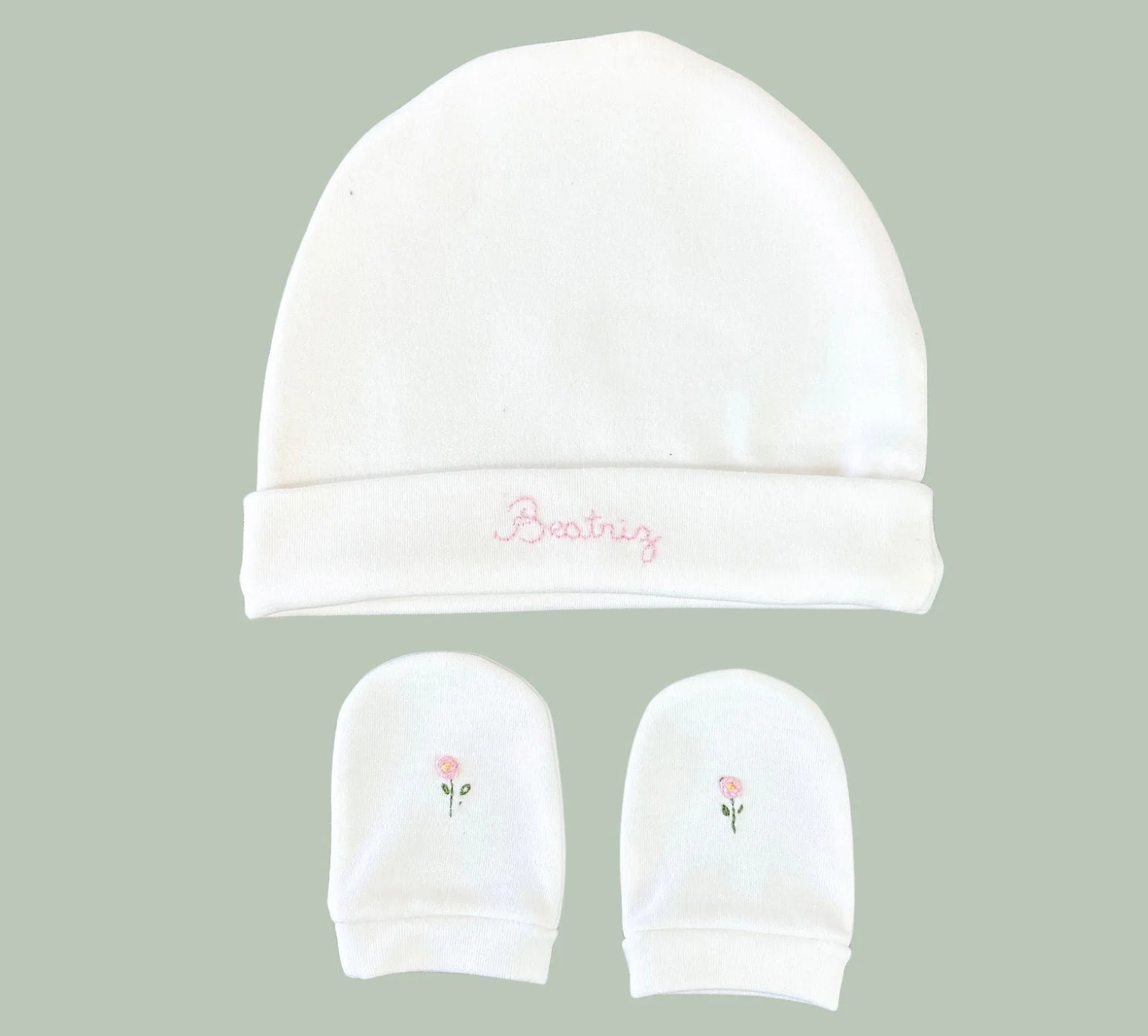 kit gorro e luva personalizado menina branco algodão com nome luisa em bordado rosa e rosas nas luvas