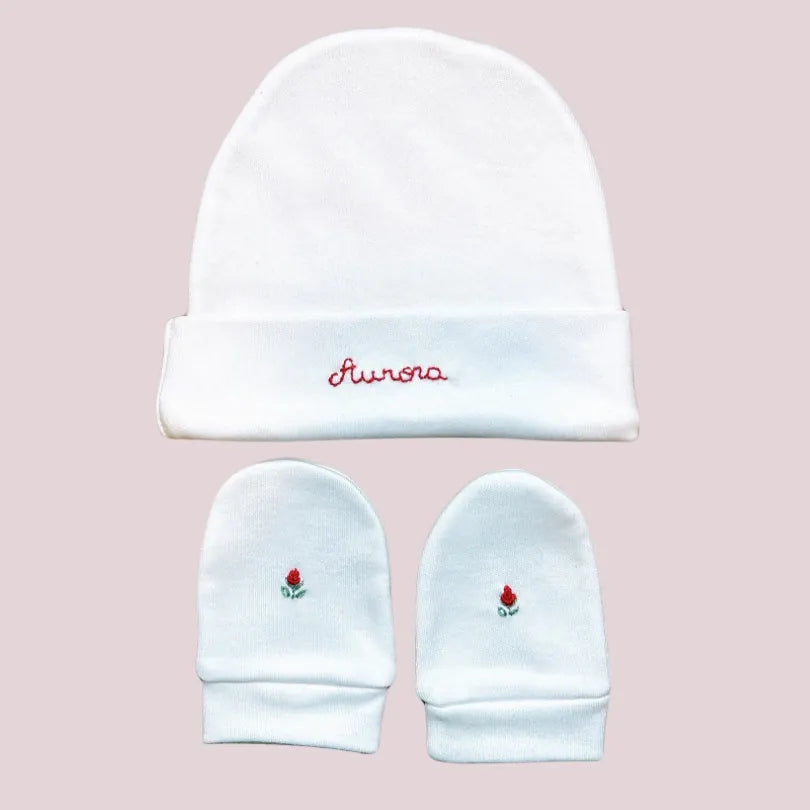 kit gorro e luva personalizado menina branco algodão com nome luisa em bordado rosa e rosas nas luvas